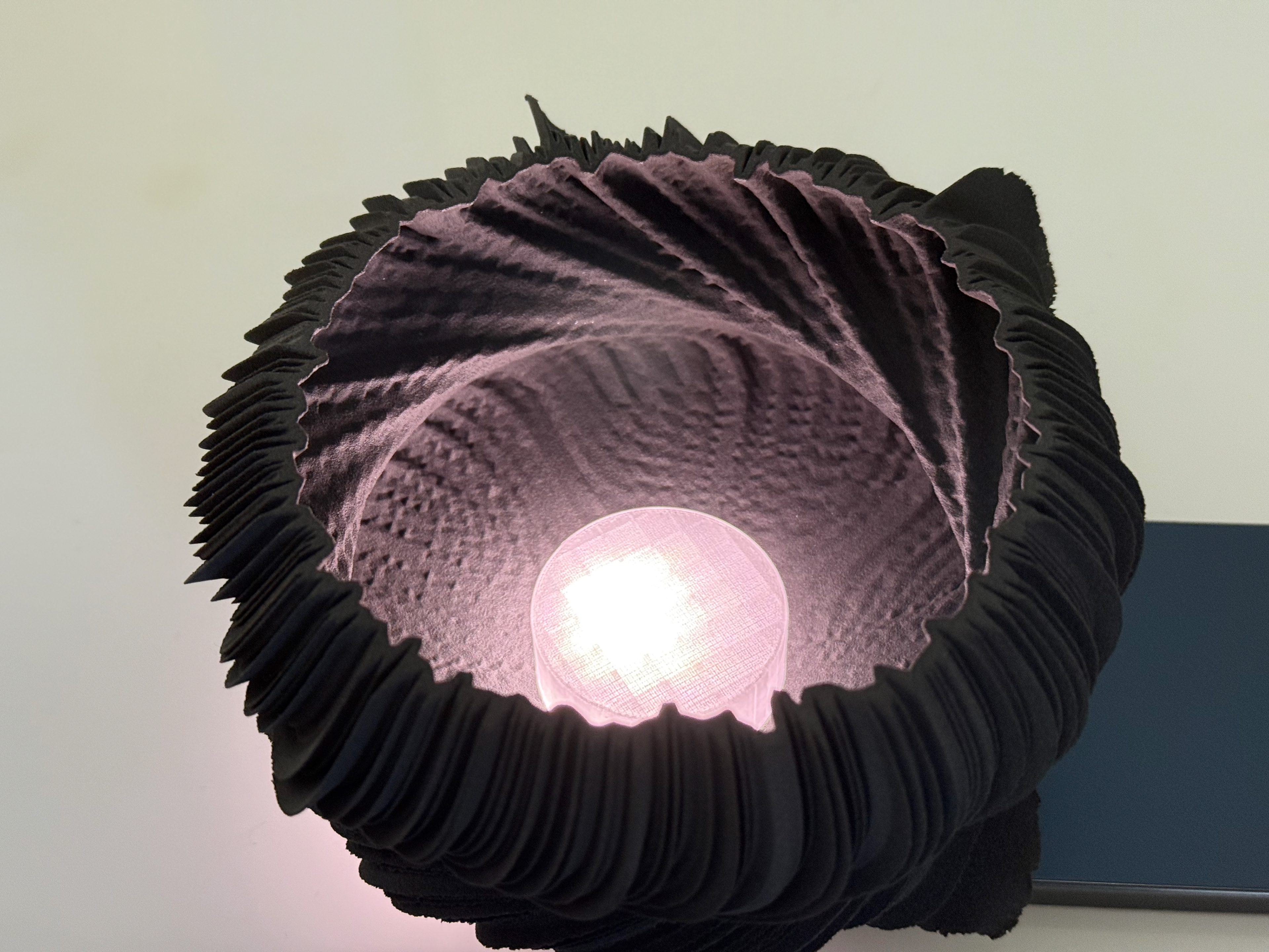 Lights up the edges well