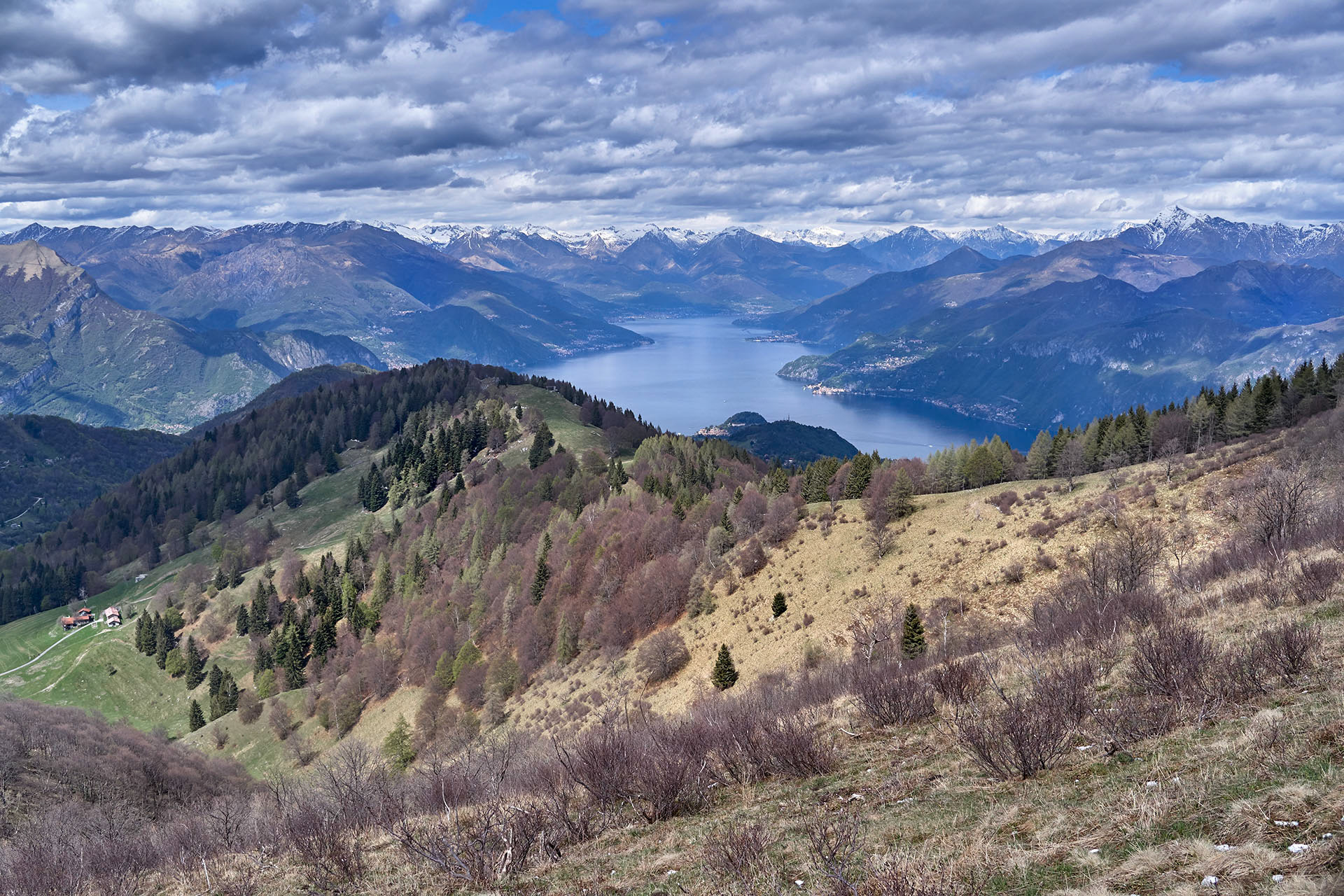 Lago di Lecco da Mt.San Primo - le Orobie iniziano alla destra del lago (Legnone)