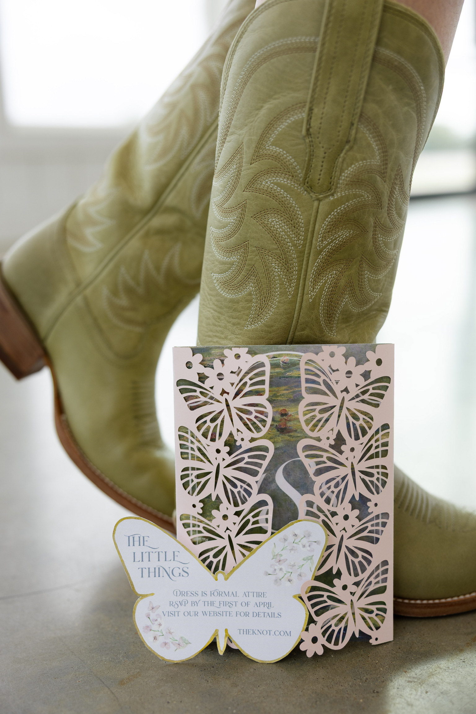 Detail card & custom cut gatefold