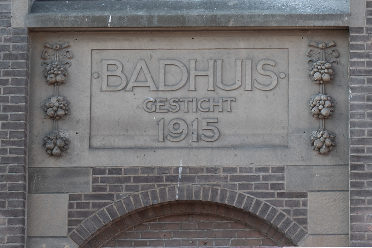 Detail entré badhuis Kanaalstraat