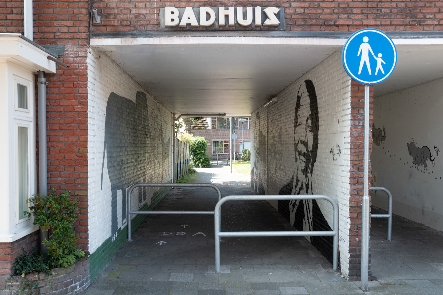Toegangspoort naar badhuis Zonstraat aan de Homeruslaan