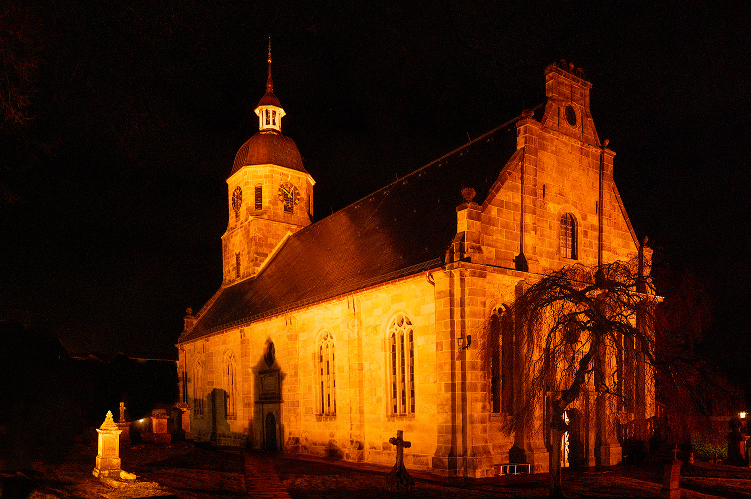 De katholieke kerk in Bad Bentheim, de kunstverlichting geeft een sinister karakter