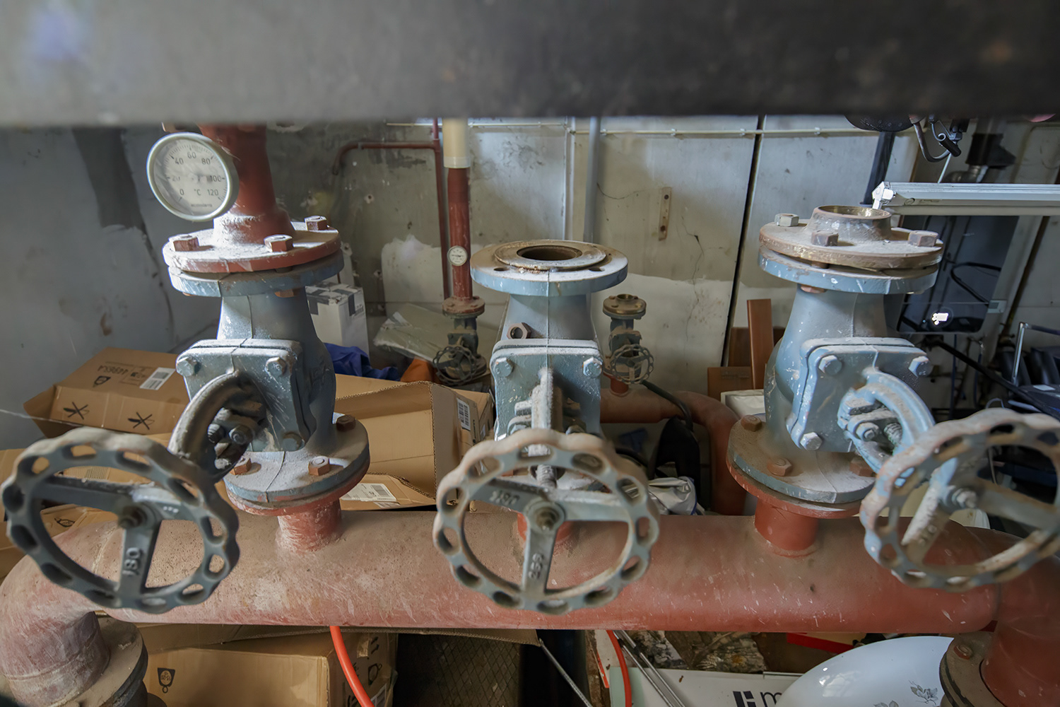 Doorvoerkranen van de ketels naar de warm waterboilers