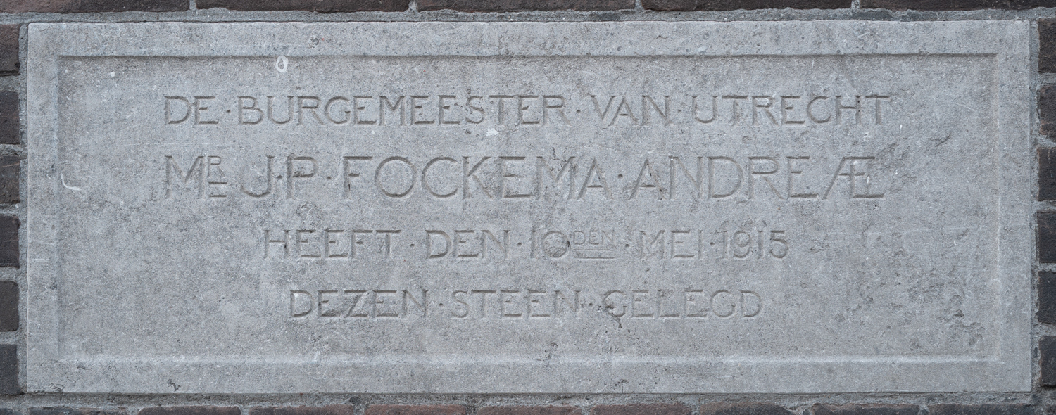 Gevelsteen badhuis Kanaalstraat