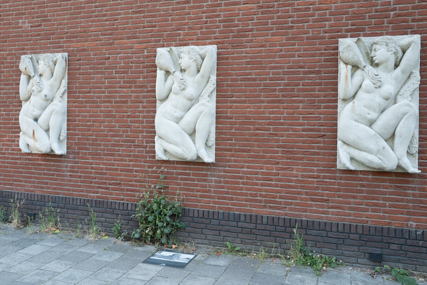 Gevelstenen aan de zijwand aan de Thorbeckelaan