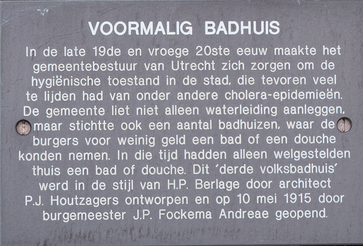 Teksttegel aan de gevel van badhuis Kanaalstraat