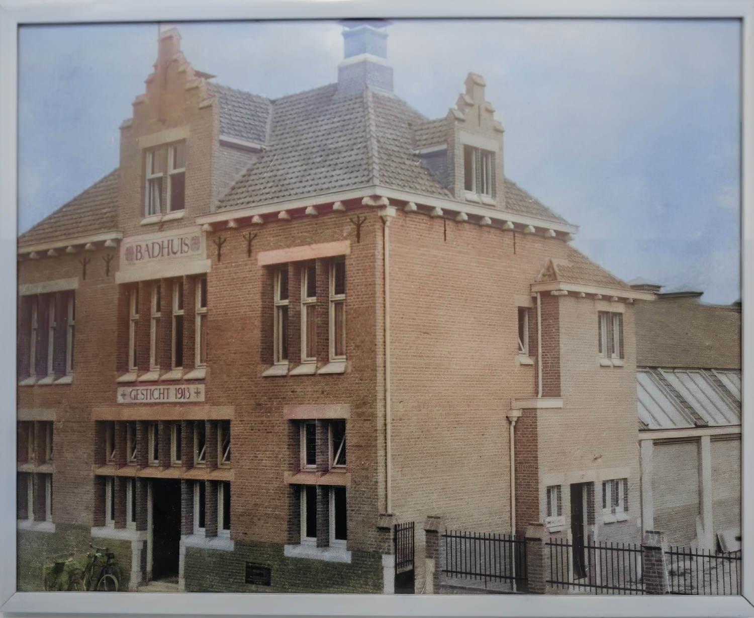 Badhuis Zonstraat anno 1913 (ingekleurd met PS)