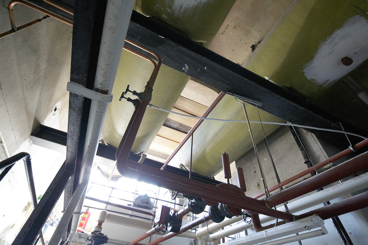 Onder aangezicht van beide warm waterboilers ketelhuis zonstraat