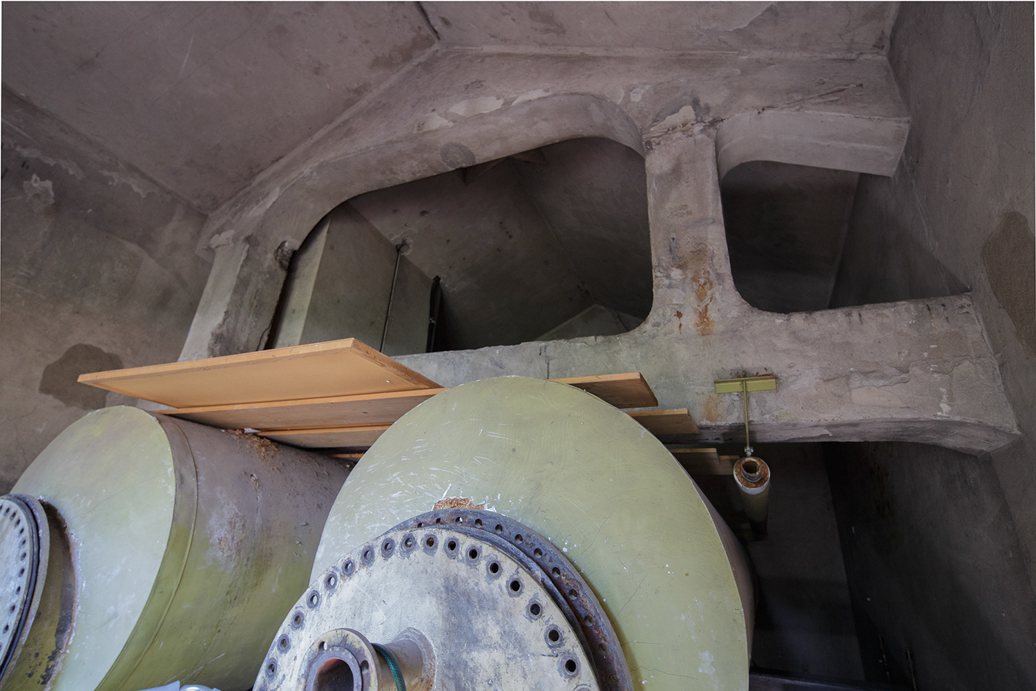 Vooraangezicht warm waterboilers met plafond gewelf badhuis zonstraat