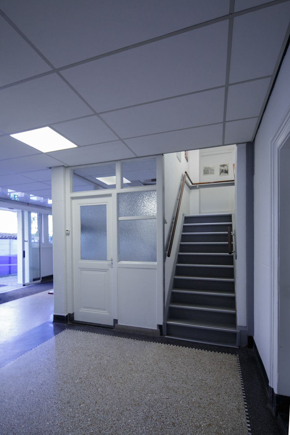Ingang met kantoor en opgang binnen badhuis zonstraat