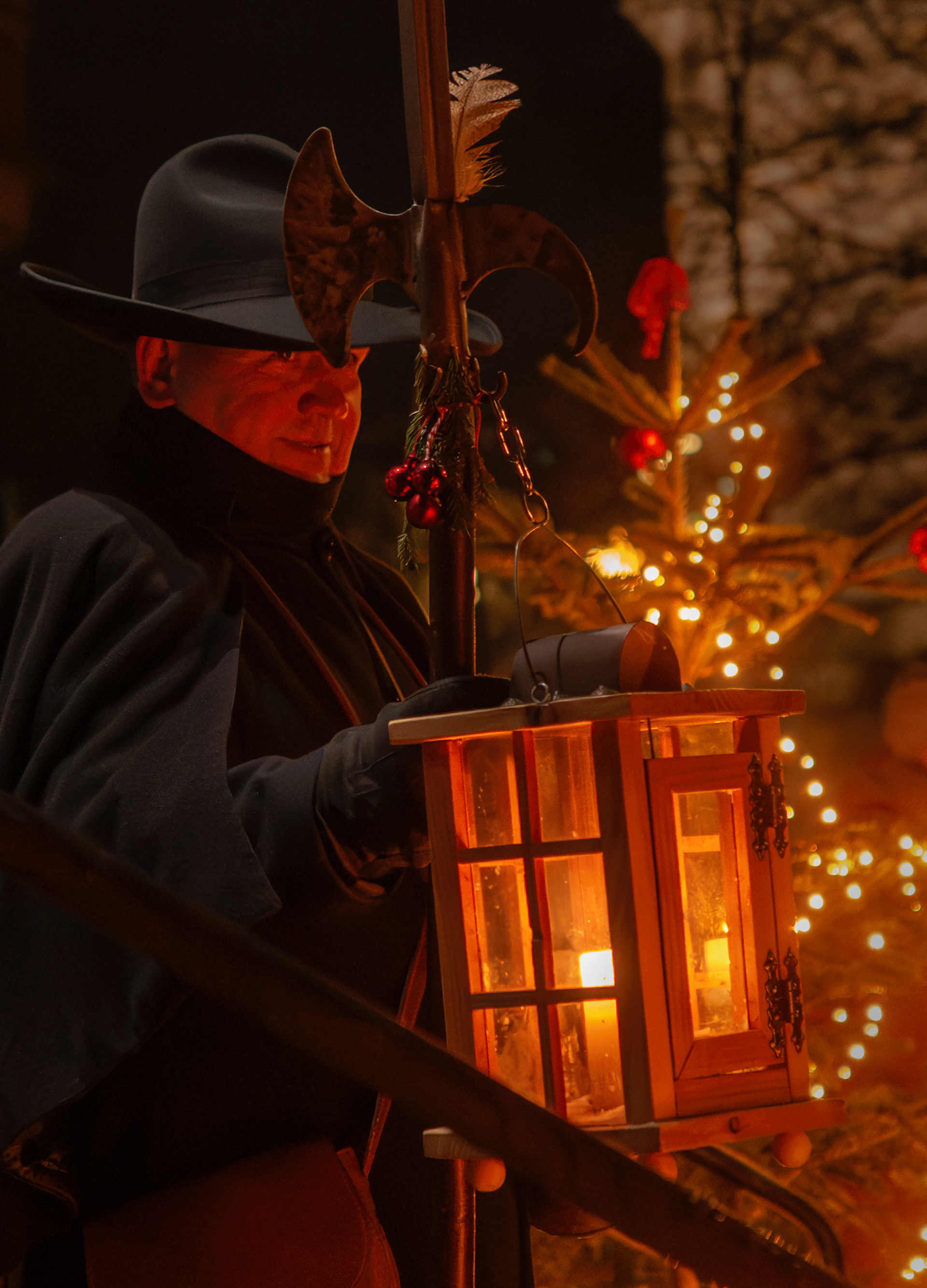 De lantaarn met de kaars, werkt prima om het gezicht van de nachtwacht te verlichten, de kerstboomverlichting voegt extra sfeer en diepte toe.