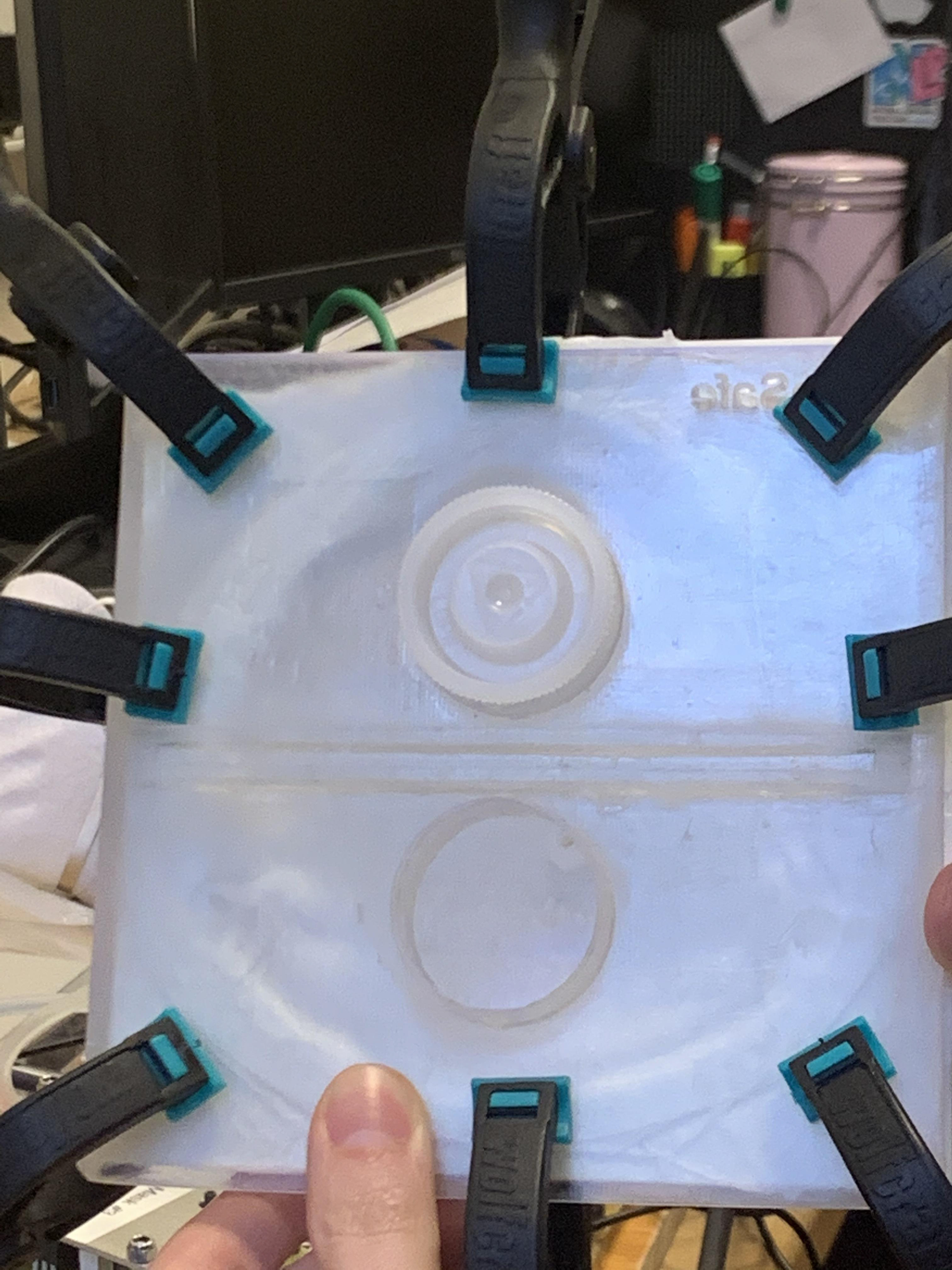 Plaque de calibration fermée avec les embouts destinés à recevoir la seringue de 1L