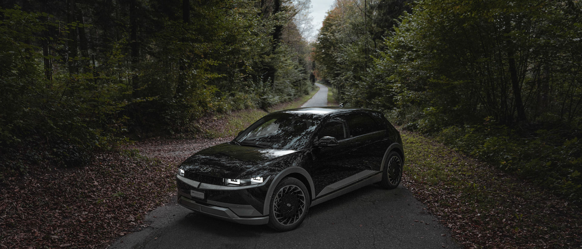 Aufnahme eines Hyundai Ioniq 5 im Wald