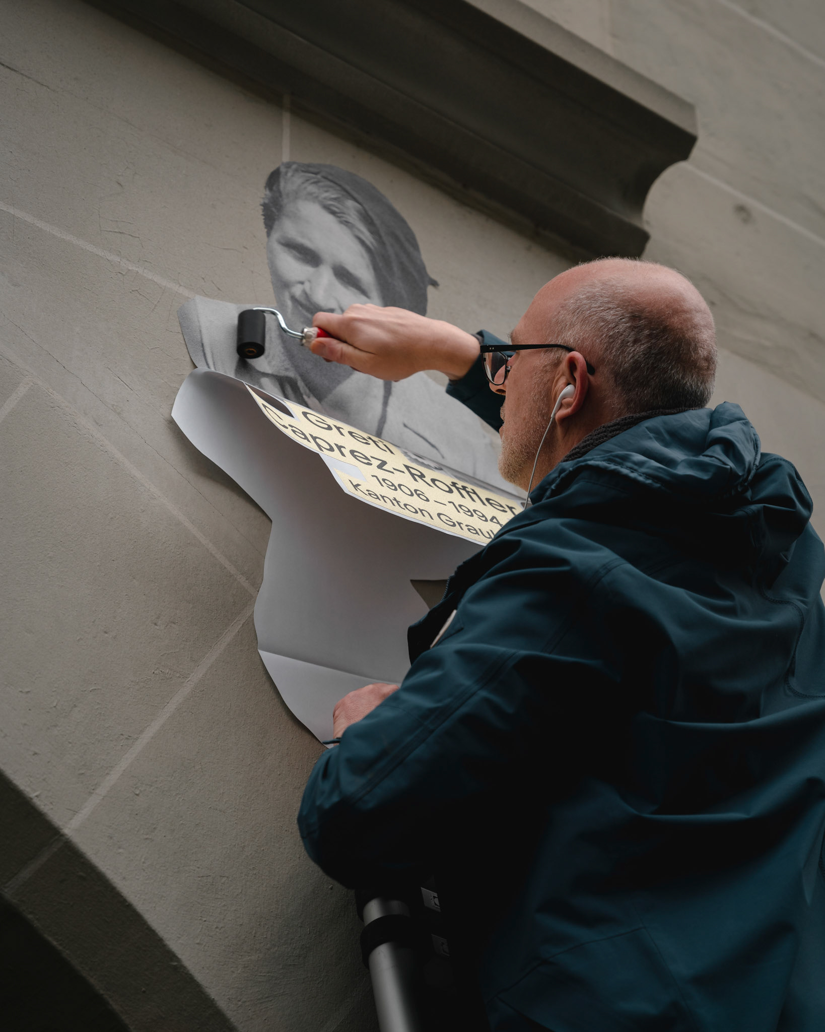 Installation der Freiluftausstellung in der Berner Altstadt von Hommage2021