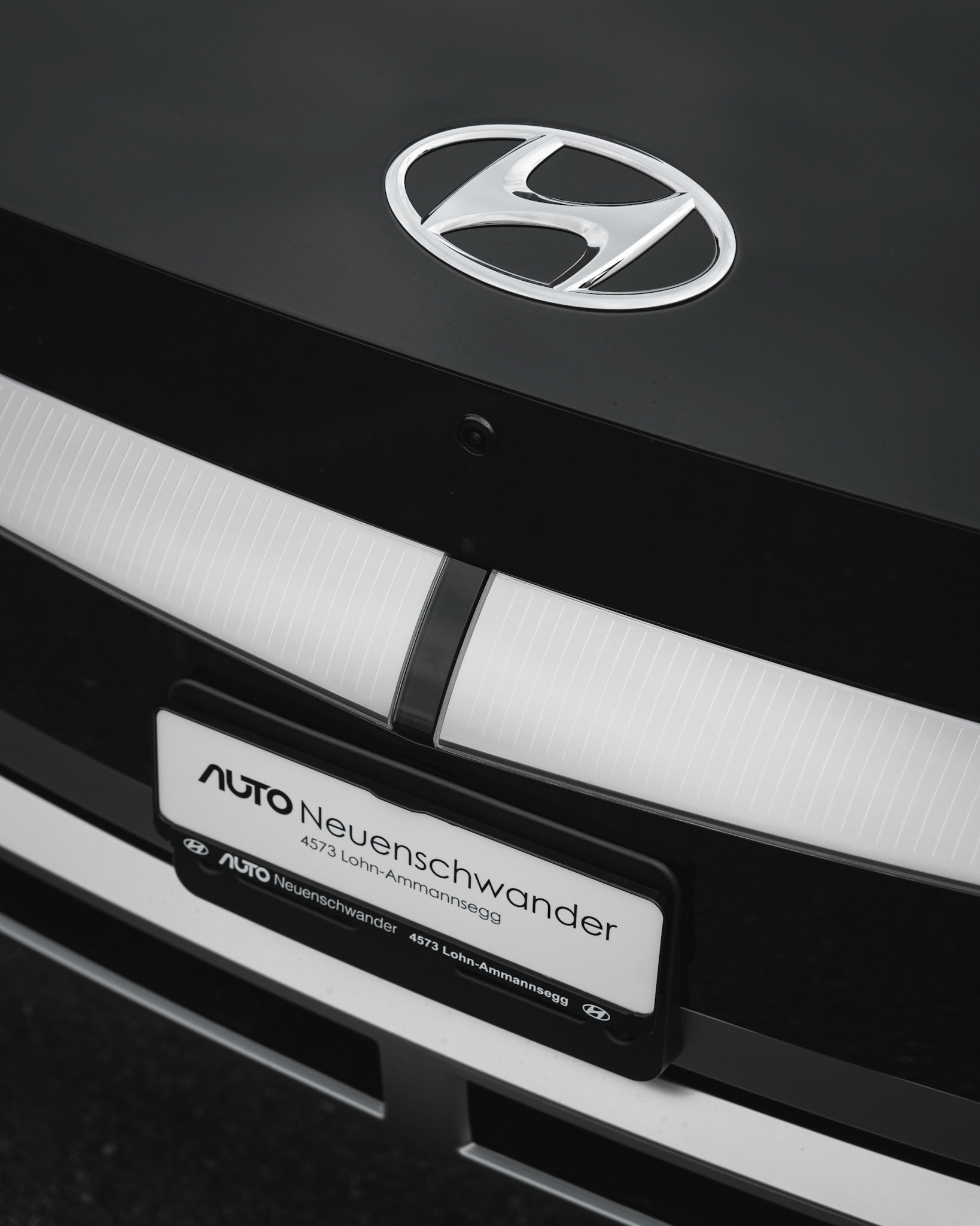 Nahaufnahme des Hyundai Emblem am Ioniq 5