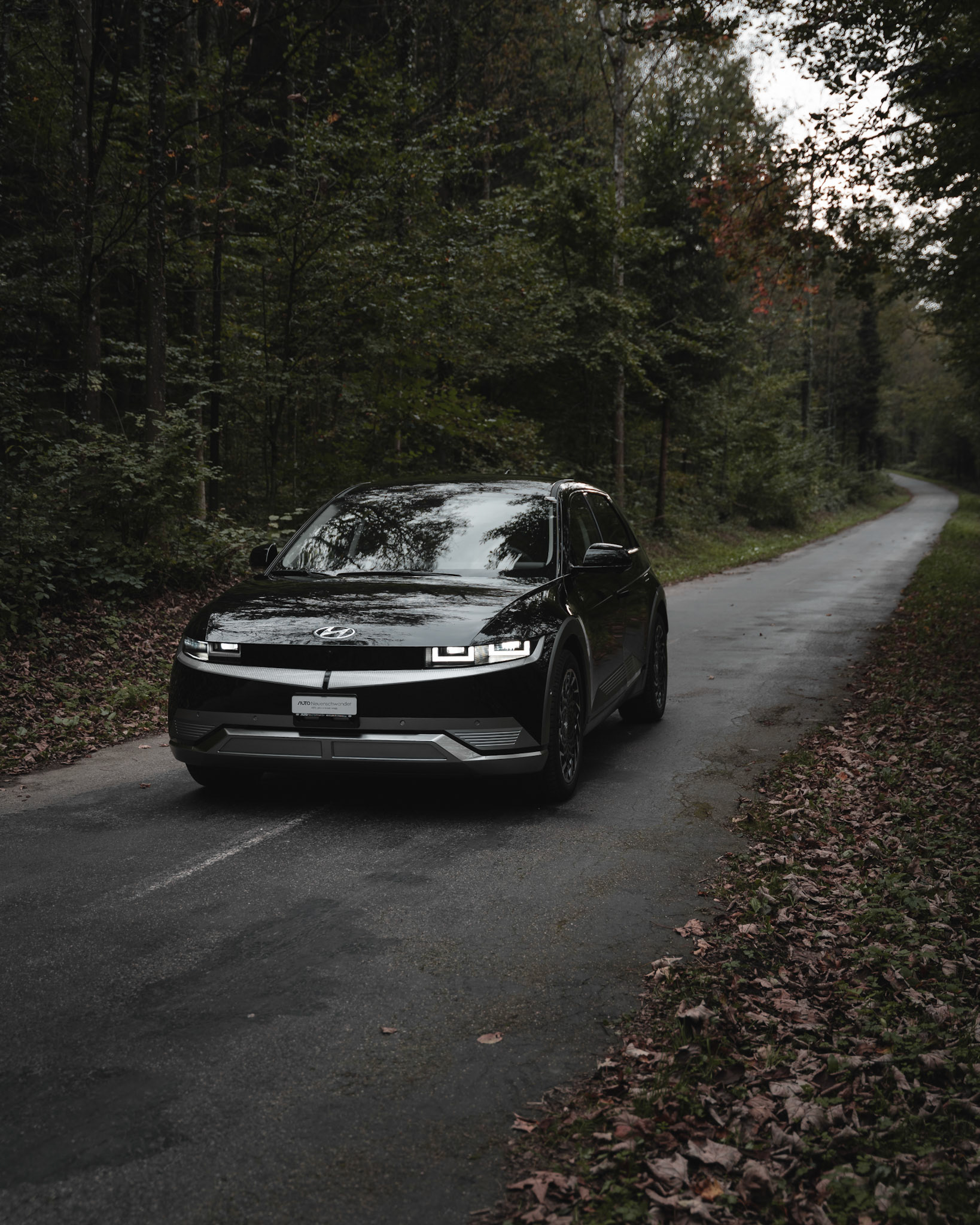 Aufnahme eines Hyundai Ioniq 5 im Wald