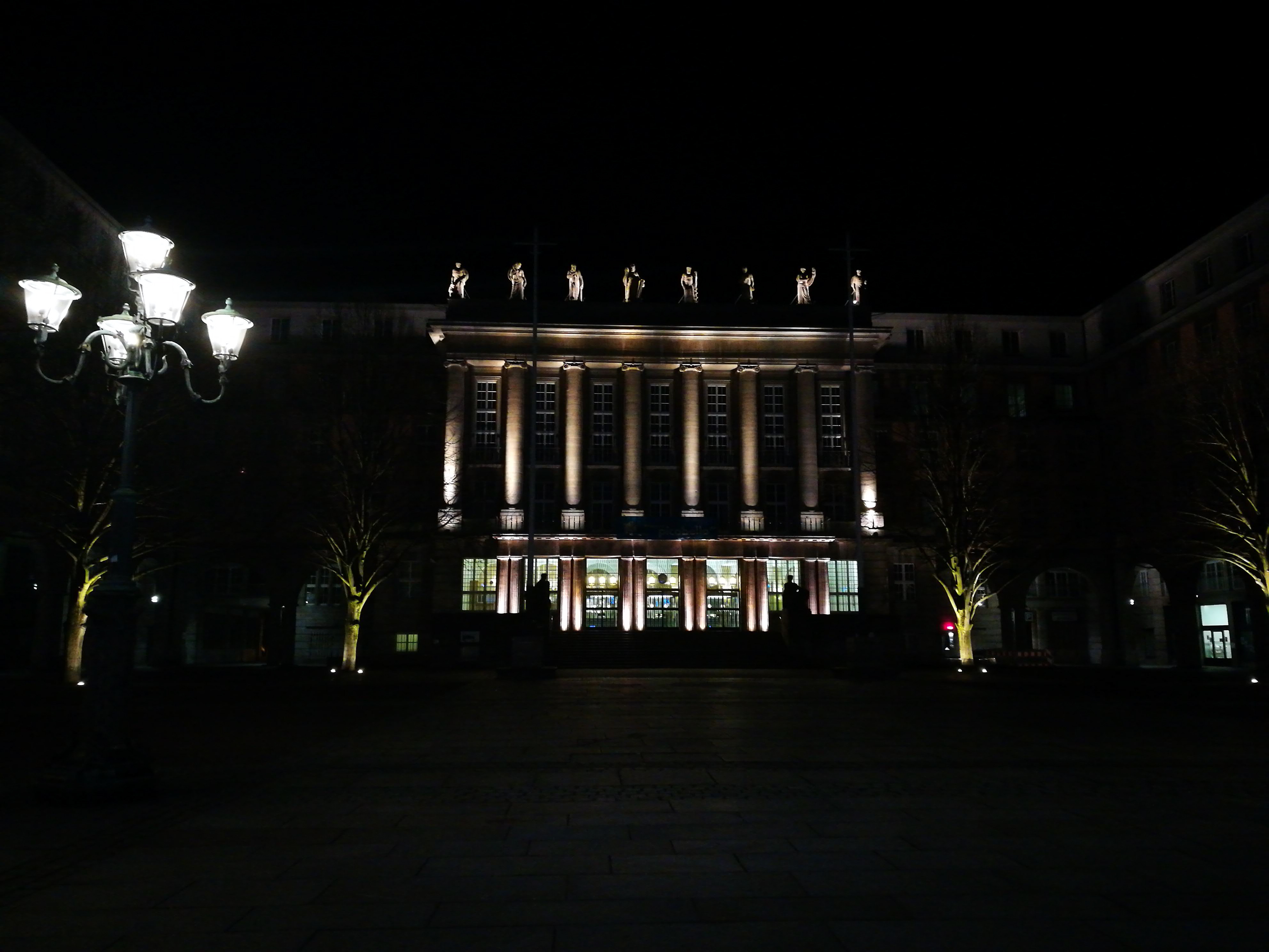 Das Wuppertaler Rathaus in der Nacht in Wuppertal-Barmen am Johannes Rau-Platz.