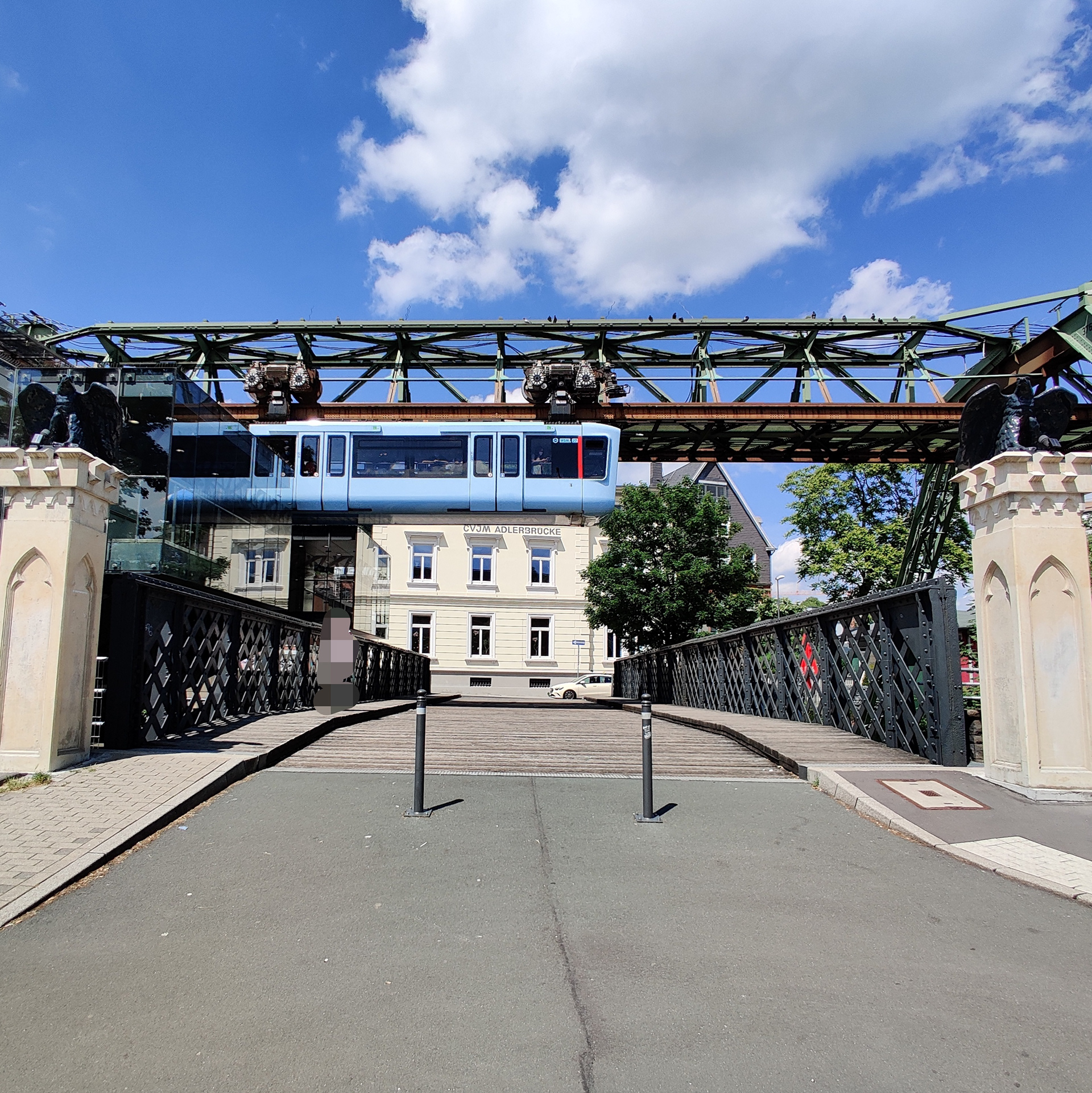 Schwebebahn an Haltestelle Adlerbrücke in Barmen (schräg gegenüber Engels Haus)