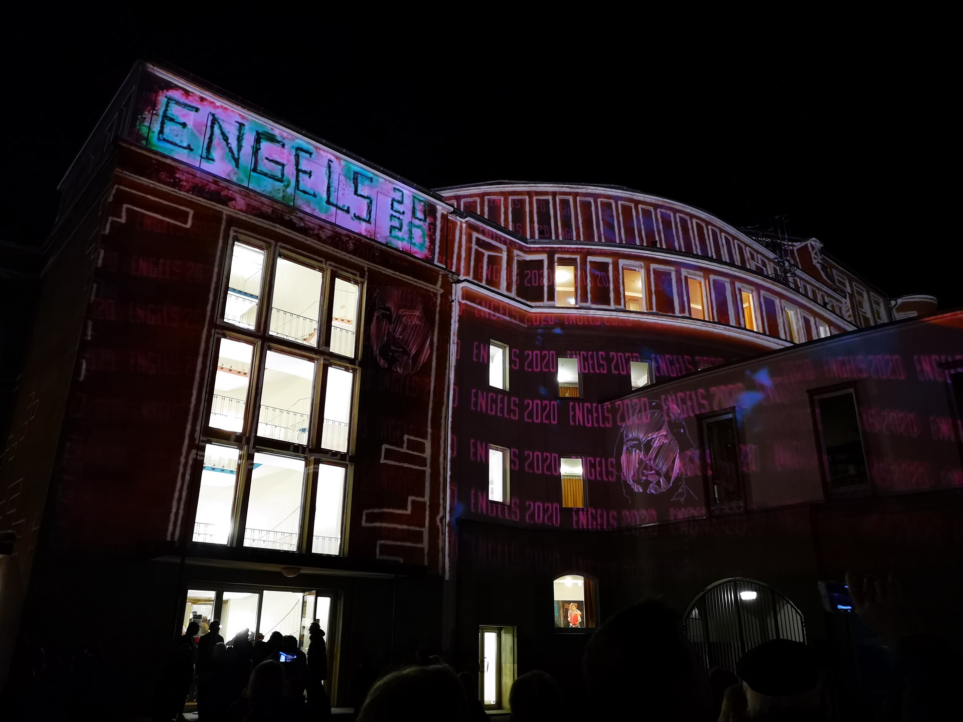 Videoinstallation von Künstler Gregor Eisenmann am Wuppertaler Opernhaus in Wuppertal Barmen zur 200. Jahrsfeier von dem wohl mit berühmtesten Sohn der Stadt Wuppertal: Friedrich Engels.