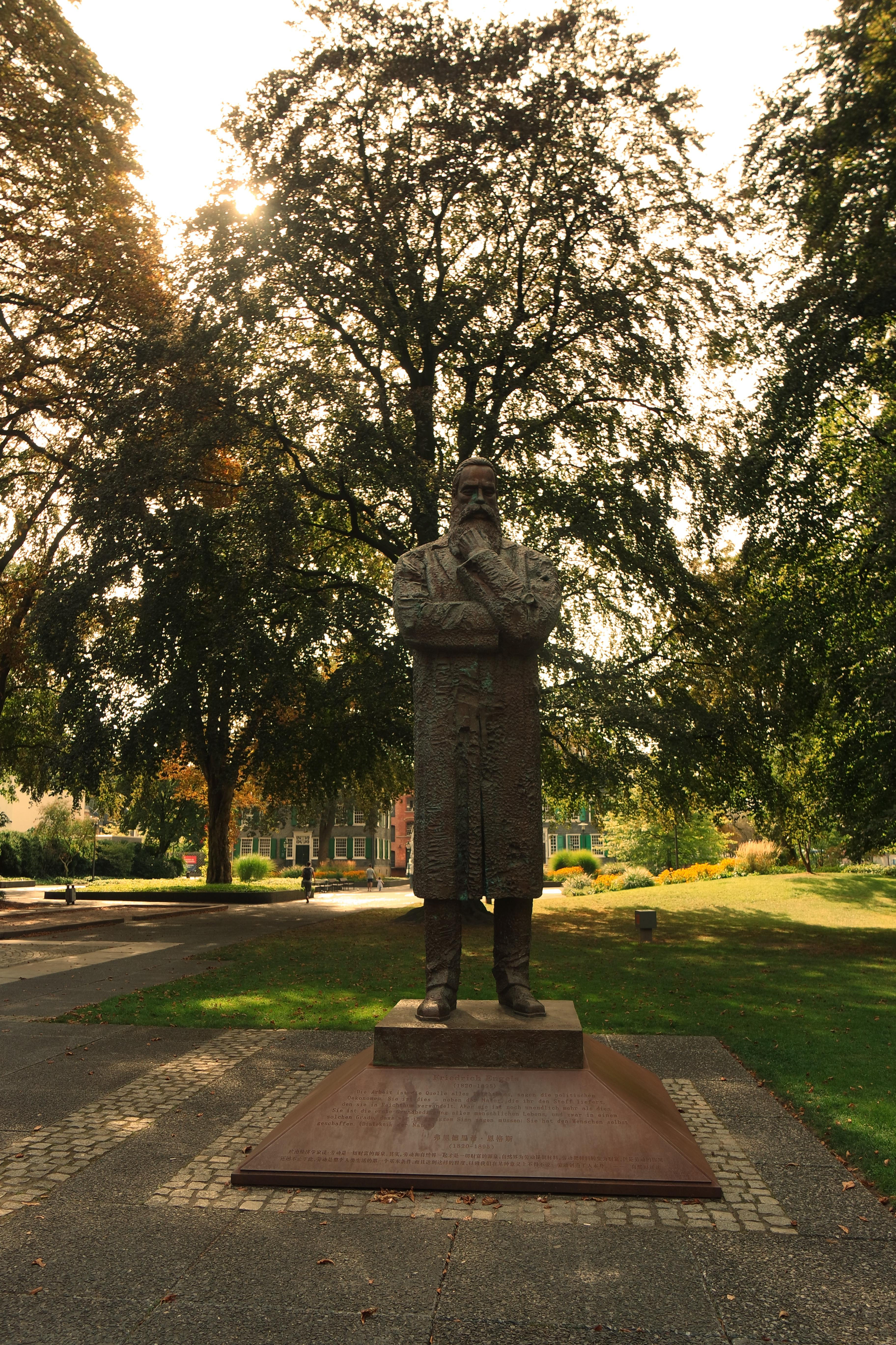 Die überlebensgroße Bronzestatue von Friedrich Engels, die der Stadt Wuppertal von der Volksrepublik China im Jahr 2010 gespendet wurde.