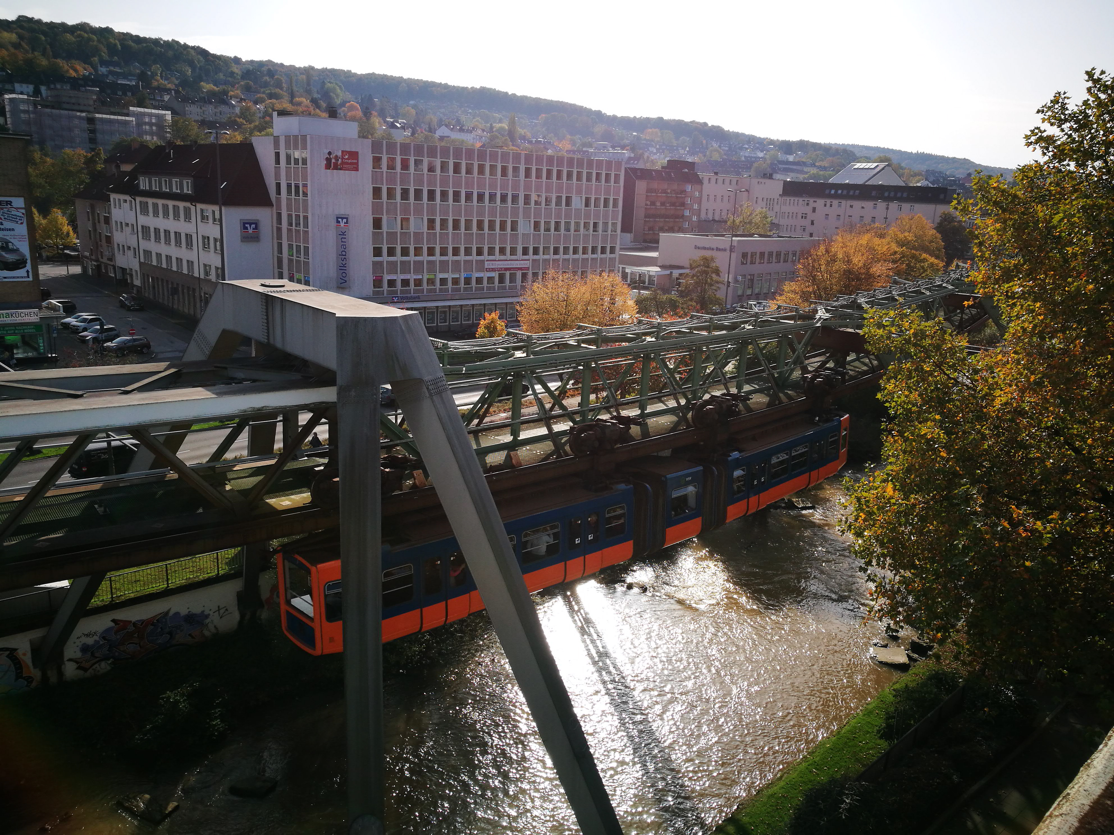 Schwebebahn zwischen dem Opernhaus und der Station Alter Markt in Wuppertal Barmen.