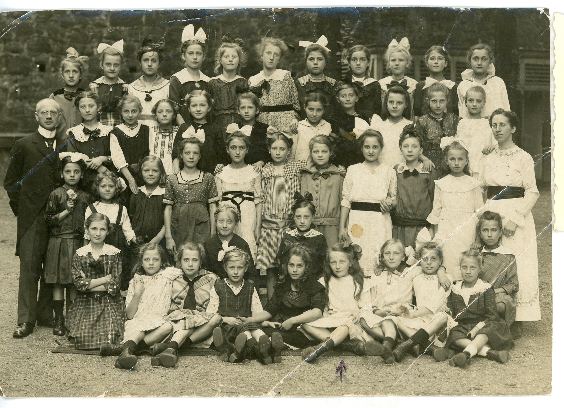Klassenfoto von meiner Oma Hedwig Pfeiffer geb. Reuter im Jahre 1914 ca....
