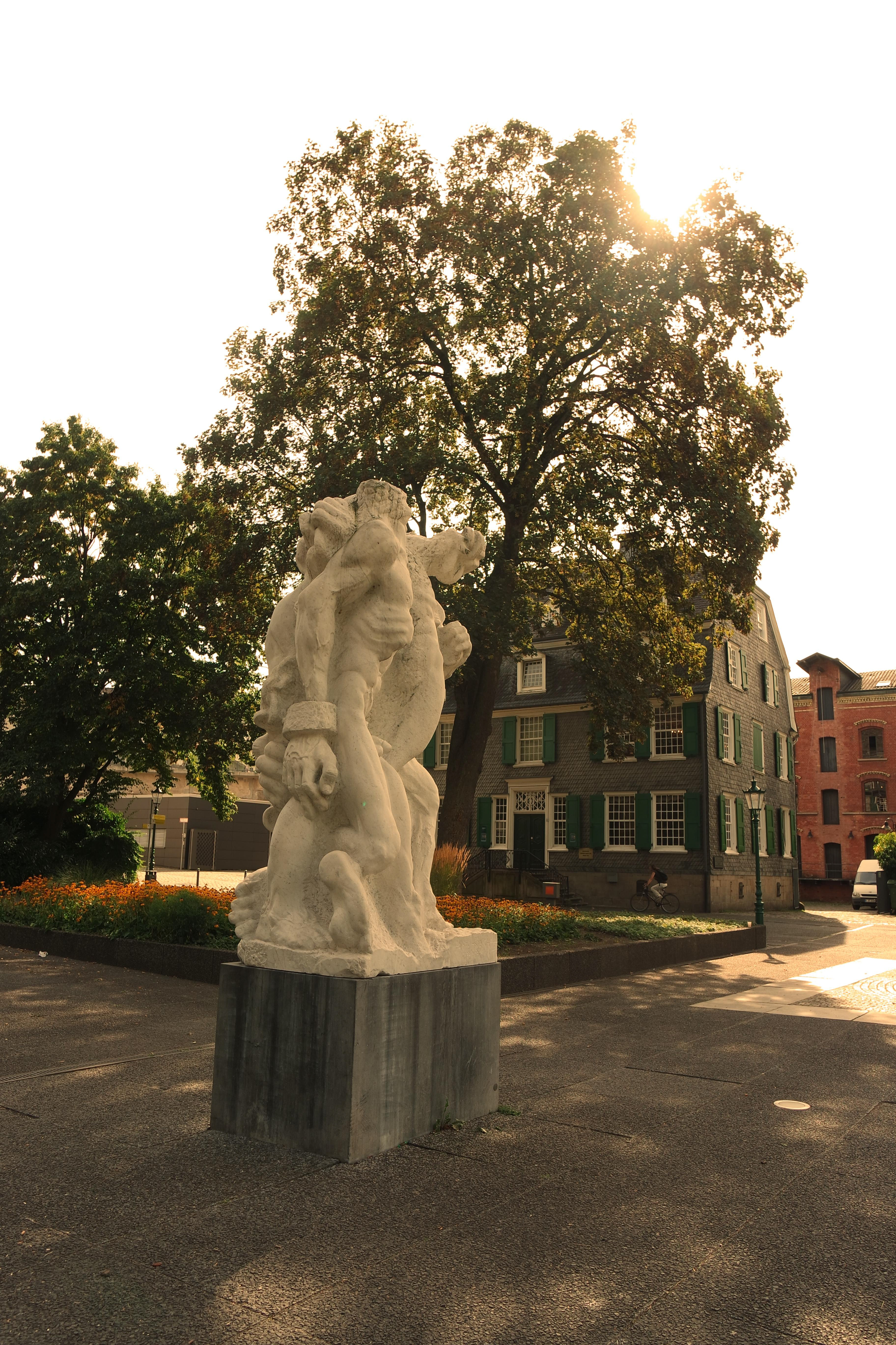Skulptur "Die starke Linke" von Alfred Hrdlicka im Engelsgarten
