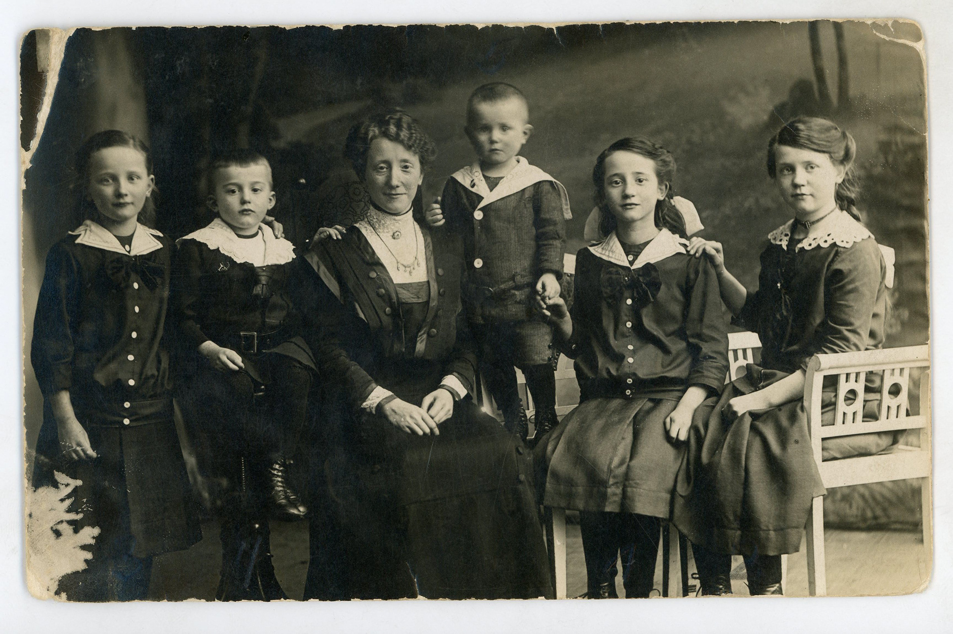 Meine Lieblings-Oma Hedwig Pfeiffer geb. Reuter im Alter von 7 Jahren. Ganz links im Bild. Ist sie nicht niedlich? Foto ca. von 1914