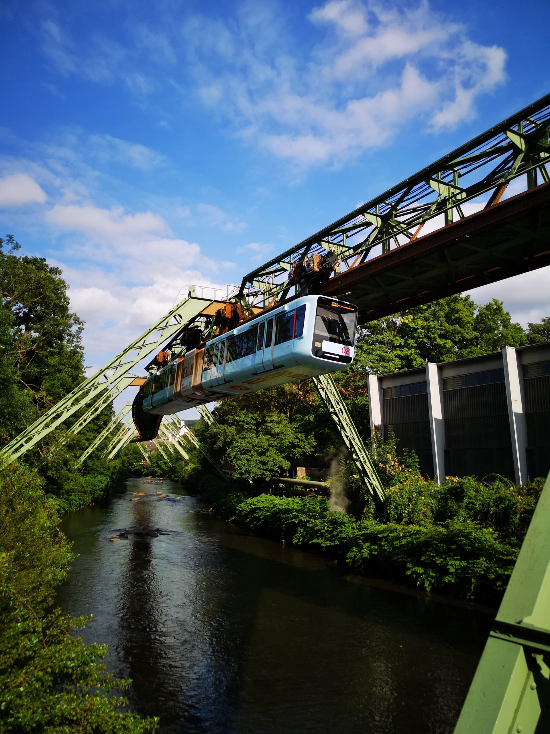 Die Schwebebahn über der Wupper am Hardtufer in Wuppertal-Unterbarmen.