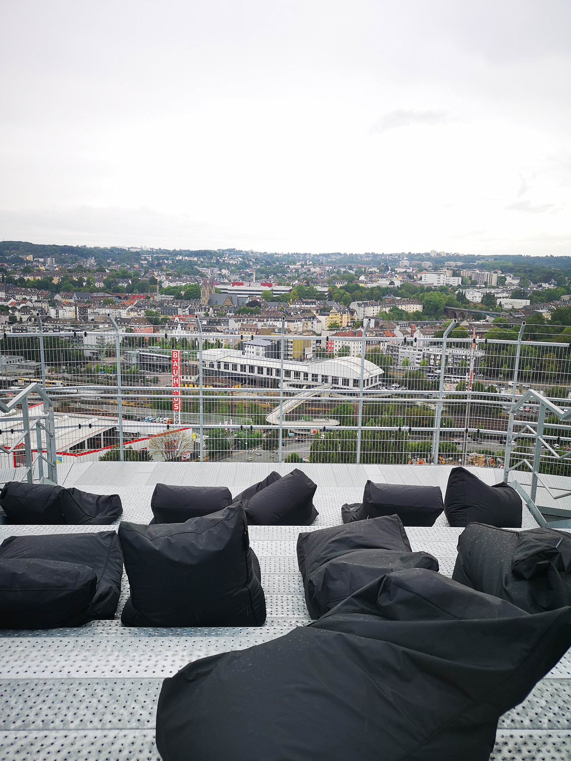 Aussicht mit Loungekissen auf dem Gaskessel in Wuppertal