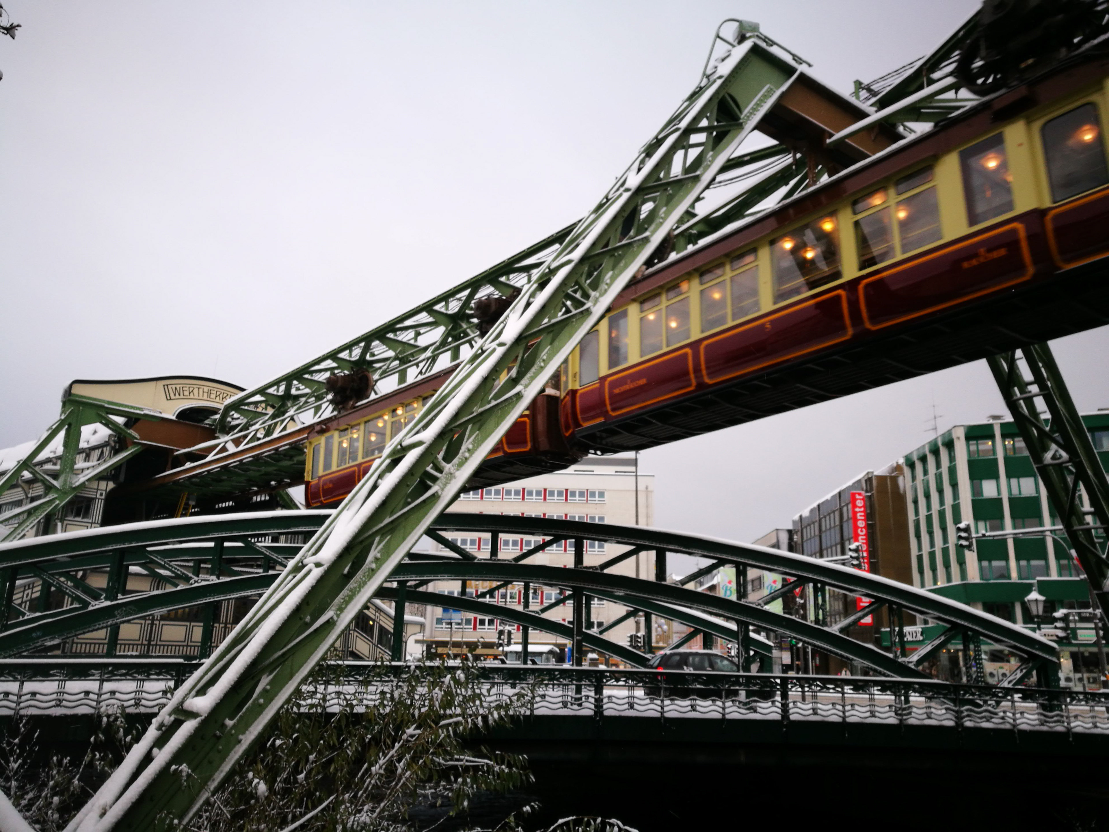 Der Kaiserwagen. Die älteste Schwebebahn (erbaut um 1900). Hier auf einer heute noch möglichen Kaiserwagenfahrt in Höhe Station "Werther Brücke" in Wuppertal Barmen.