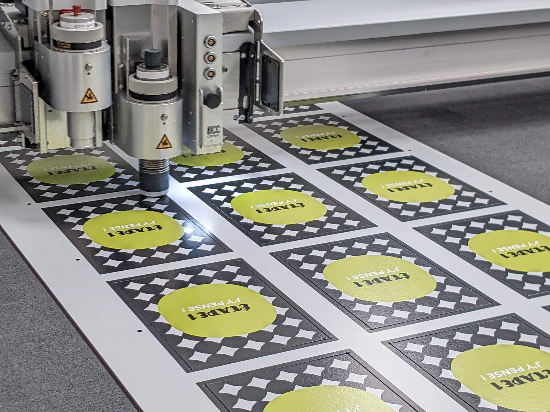 Impression des cartes formats A5 par l'entreprise Visto' signalétique