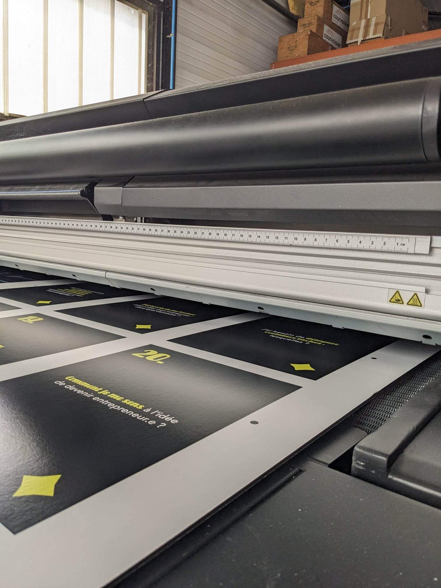 Impression des cartes formats A5 par l'entreprise Visto' signalétique