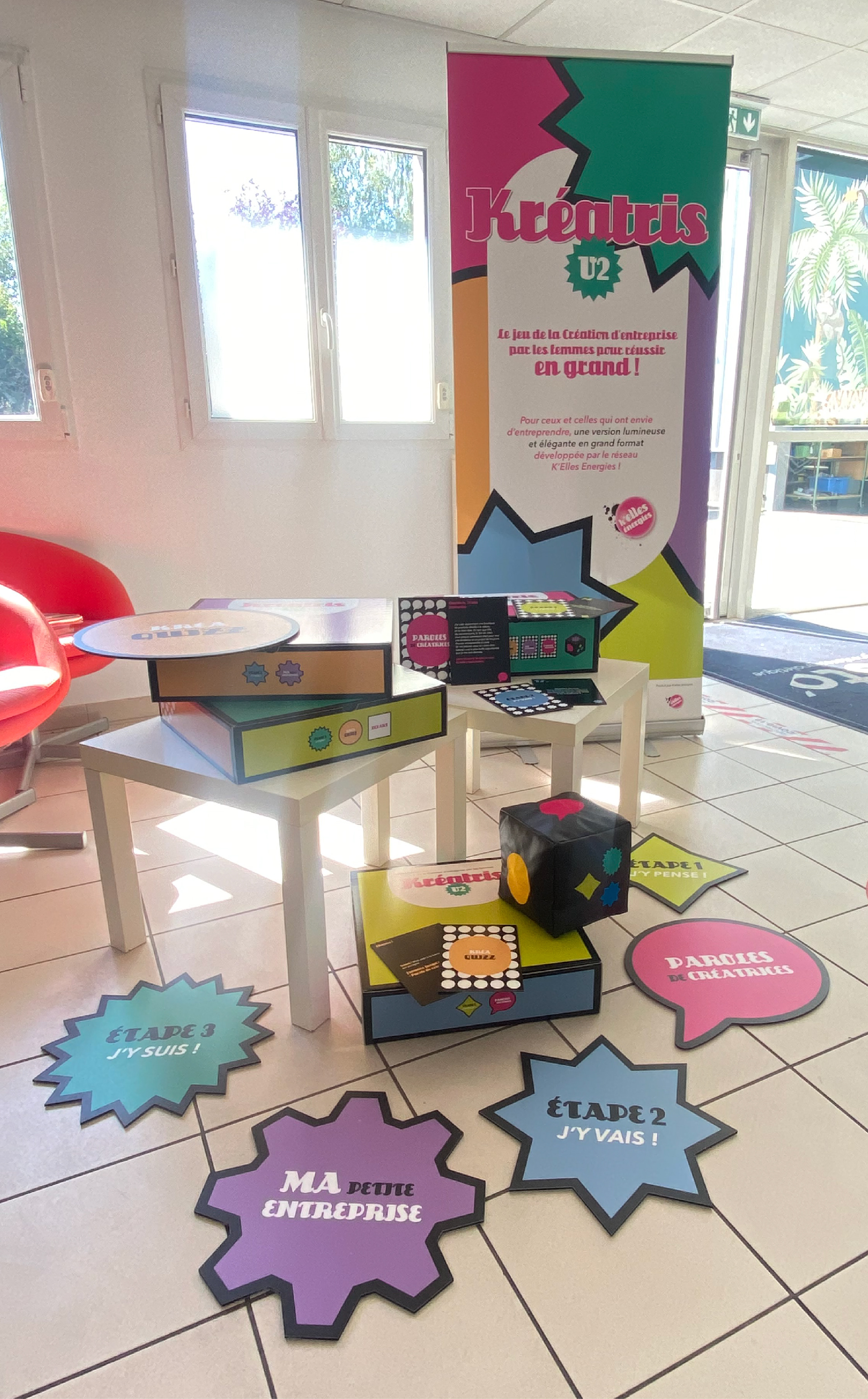 Contenu global du jeu KREATRIS V2 (cases, cartes, dé, packagings, roll'up)