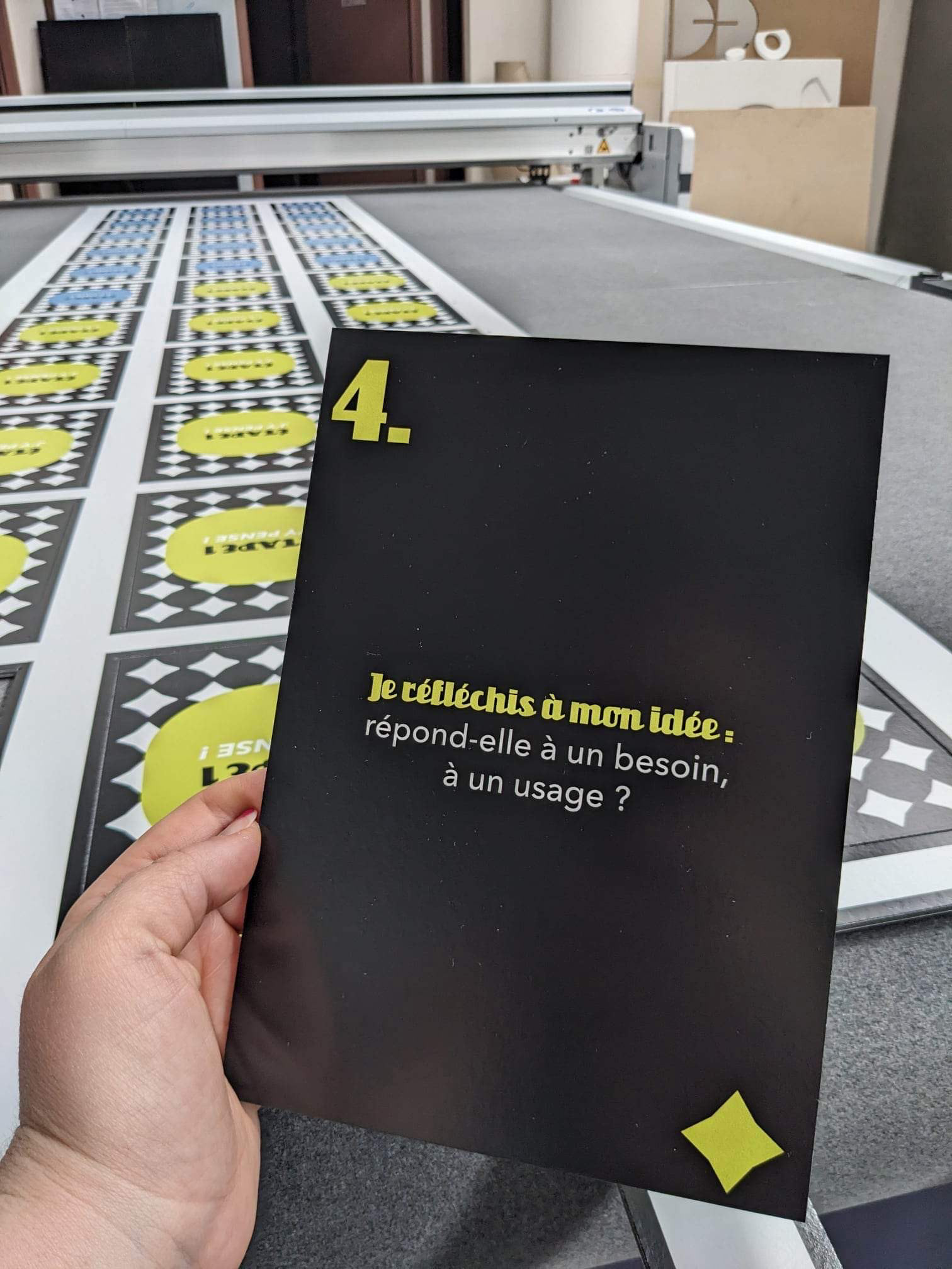 Impression des cartes formats A5 par l'entreprise Visto' signalétique