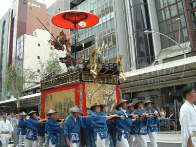 祇園祭で神輿を担ぐ様子を映した写真