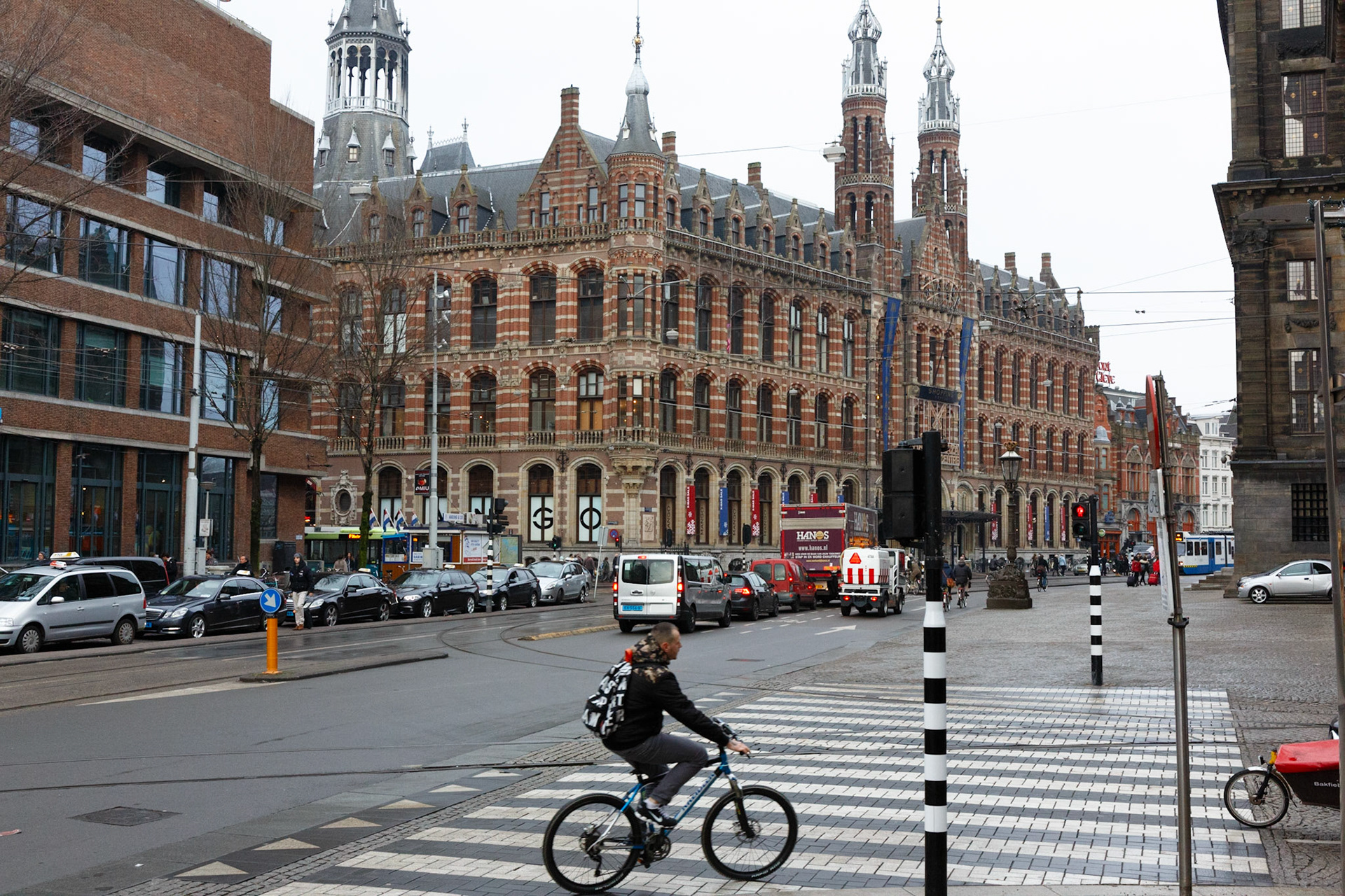 Magna Plaza: früher Postamt, heute Kaufhaus