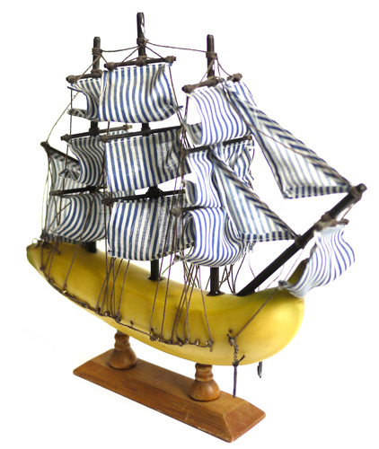 Bananaboat, banana, wood, fabric. 30x30x7cm. 2010. 