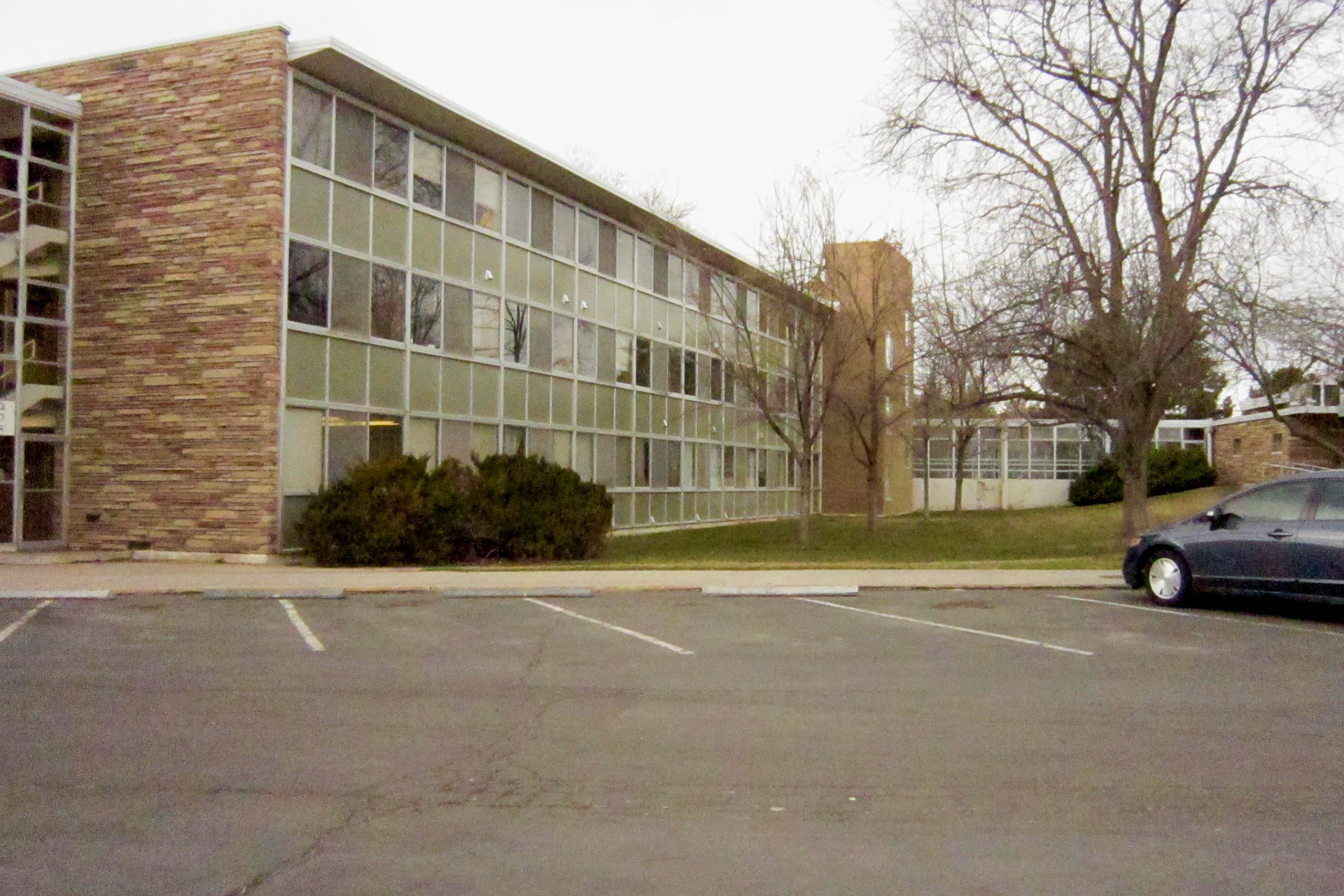 East-facing side of the southern half of Aylesworth Hall