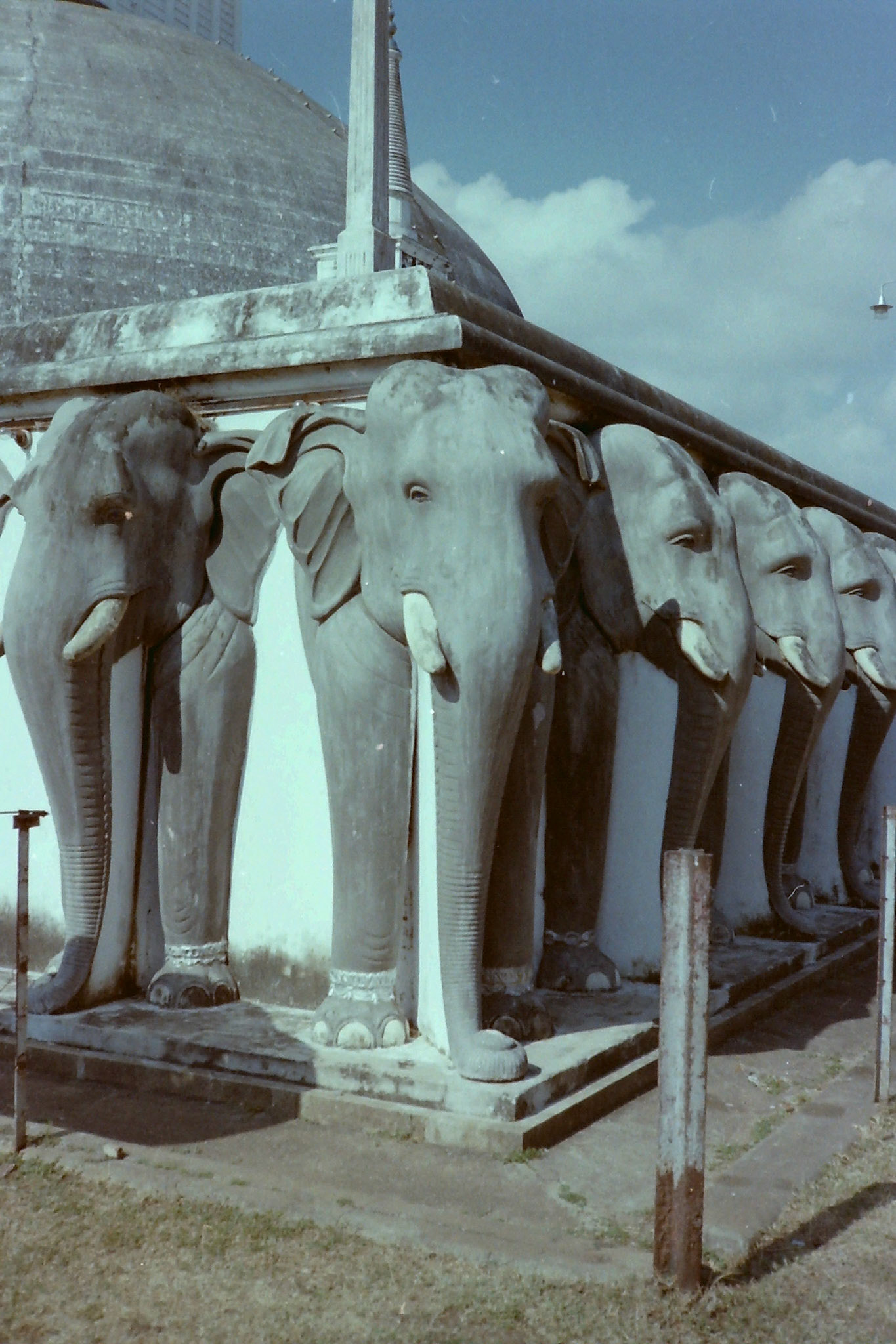 Nuwaragam Palatha Central, Anuradhapura, Sri Lanka [Apr 1984]