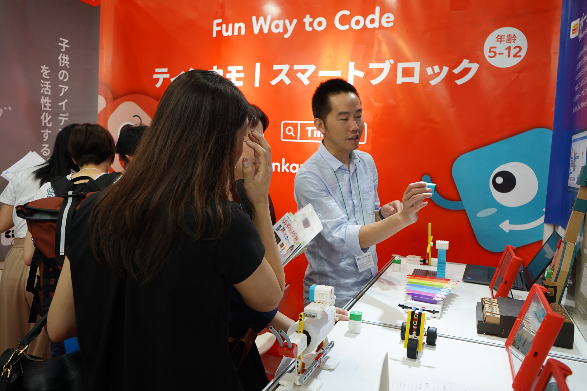 Tinkamo exhibiting in Tokyo, Jam (founder) explaining its magic