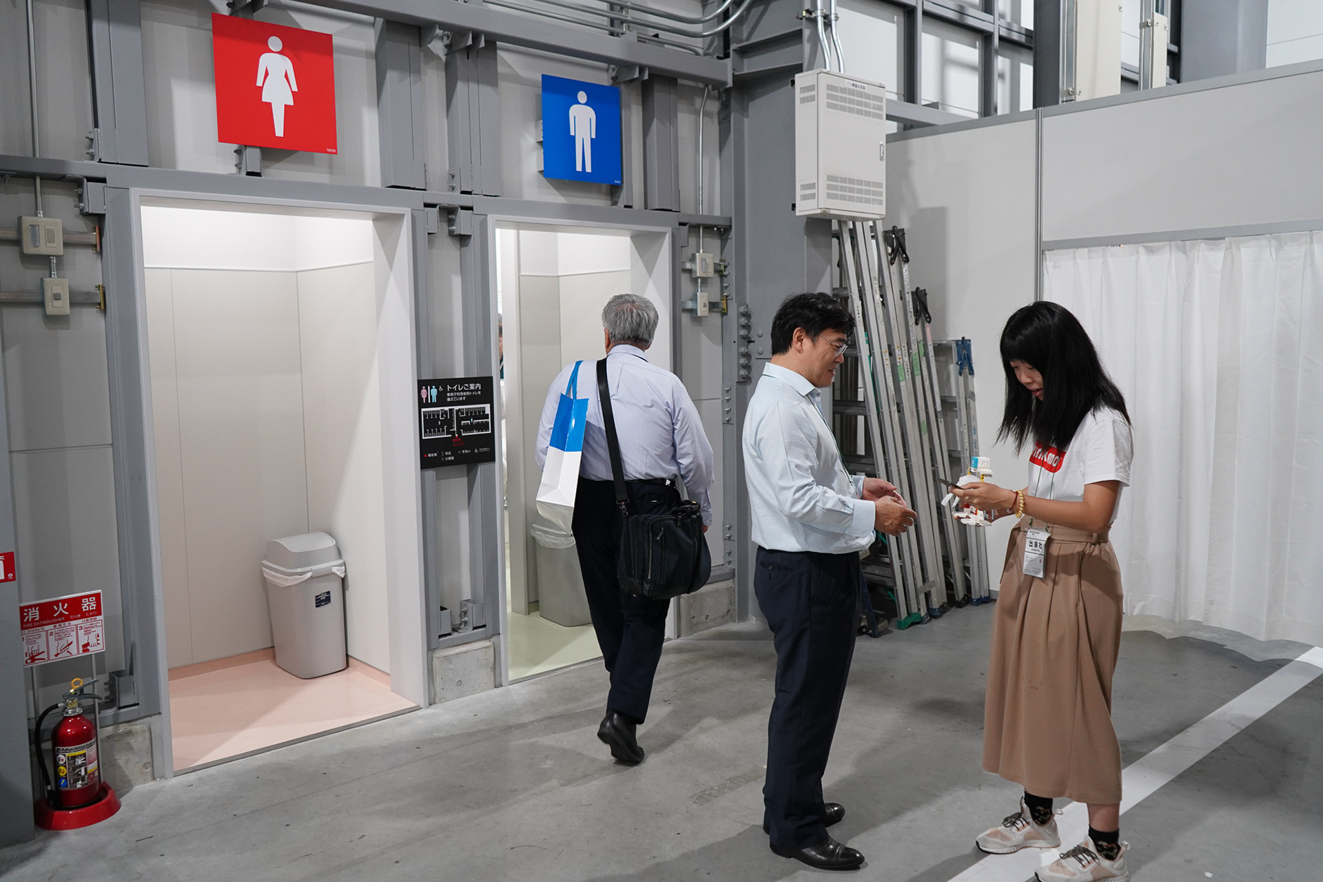En using Tinkamo's smart tissue monster to offer tissue paper to visitors
