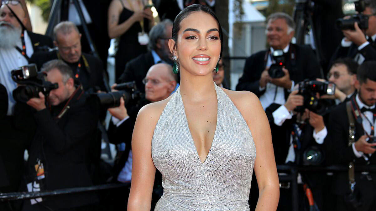 Georgina Rodriguez en Ali Karoui lors de la montée des marches du film Elvis le mercredi 25 mai au Festival de Cannes 2022