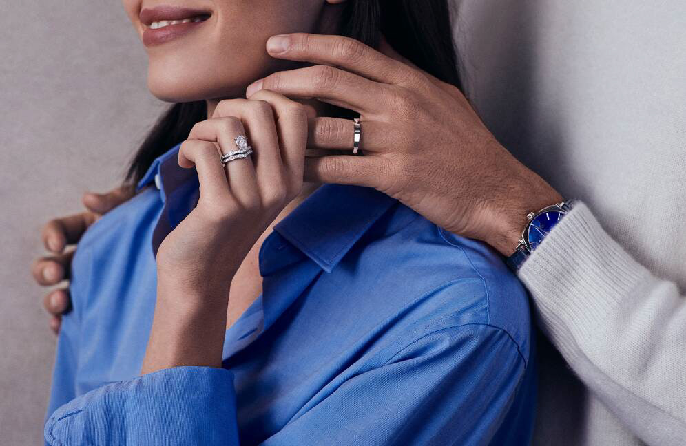 Pour elle : solitaire & alliance Joséphine Aigrette Pour lui : alliance Triomphe de Chaumet, montre Dandy © Chaumet