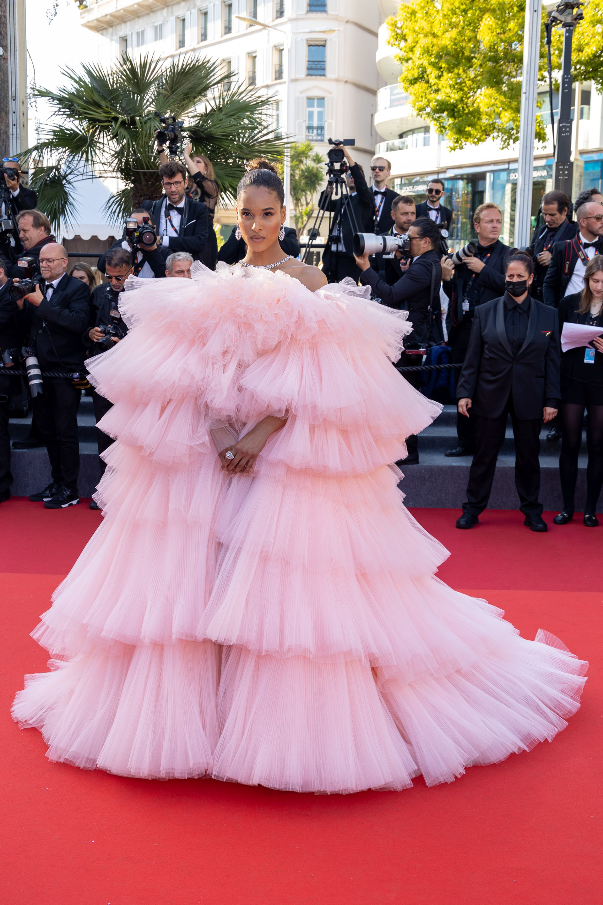 Cindy Bruna en Giambattista Valli lors de la montée des marches du film "Armageddon Time" le jeudi 19 mai au Festival de Cannes 2022
