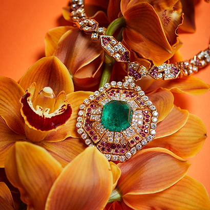 Collier en or serti d’émeraude, rubis et diamants, 1969. Le pendentif octogonal amovible est serti d’une émeraude taille cabochon de 44,60 cts encadrée de rubis et de diamants taille brillant, et peut être porté en broche. Caractéristiques du style Bvlgari, les formes géométriques tirent leur inspiration des monuments et motifs décoratifs de la Ville Éternelle.