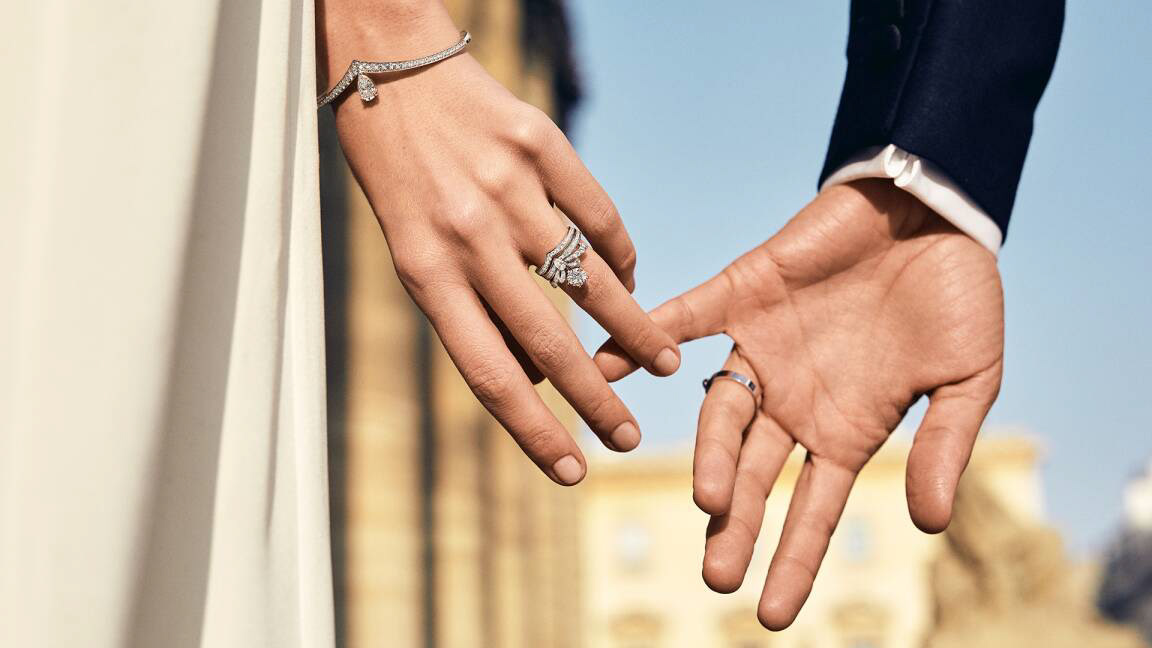Pour elle : bracelet & alliance Joséphine Aigrette, solitaire Joséphine Splendeur Impériale Pour lui : alliance Liens Évidence © Chaumet