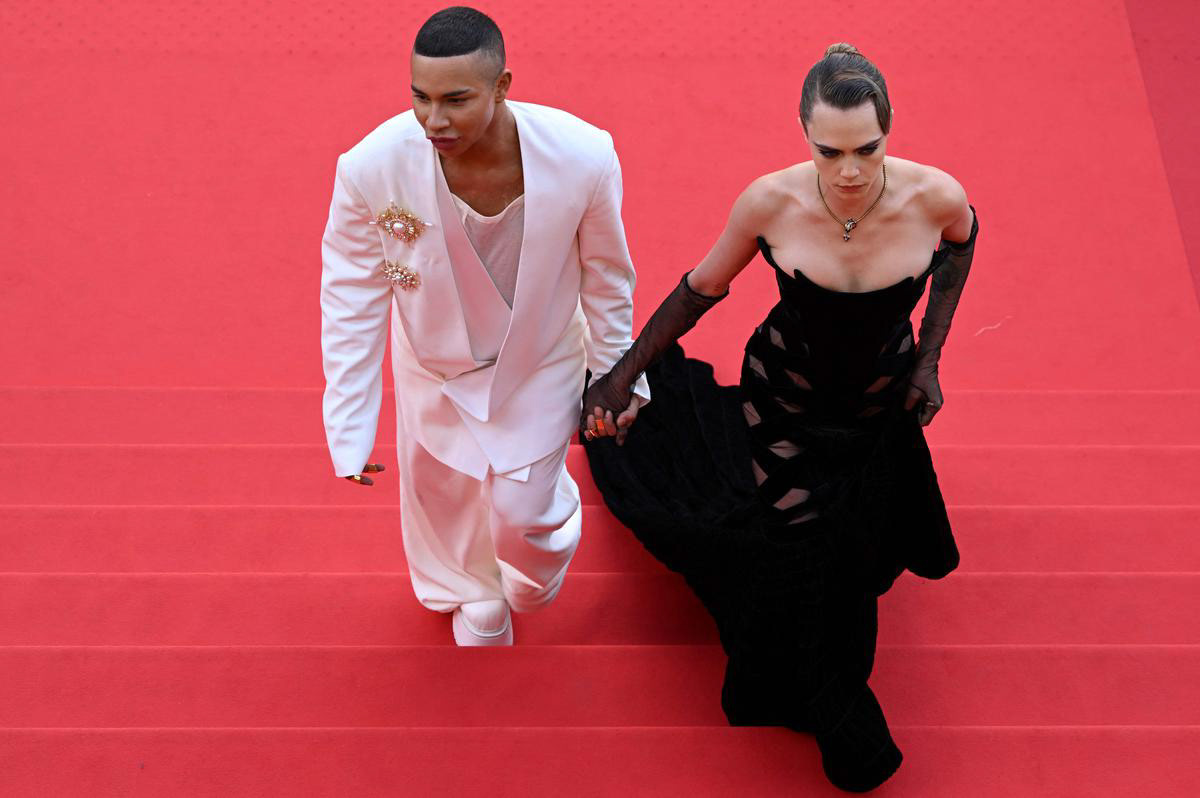 Cara Delevingne et Olivier Rousteing en Balmain lors de la montée des marches du film “L'Innocent” le mardi 24 mai au Festival de Cannes 2022. Gareth Cattermole