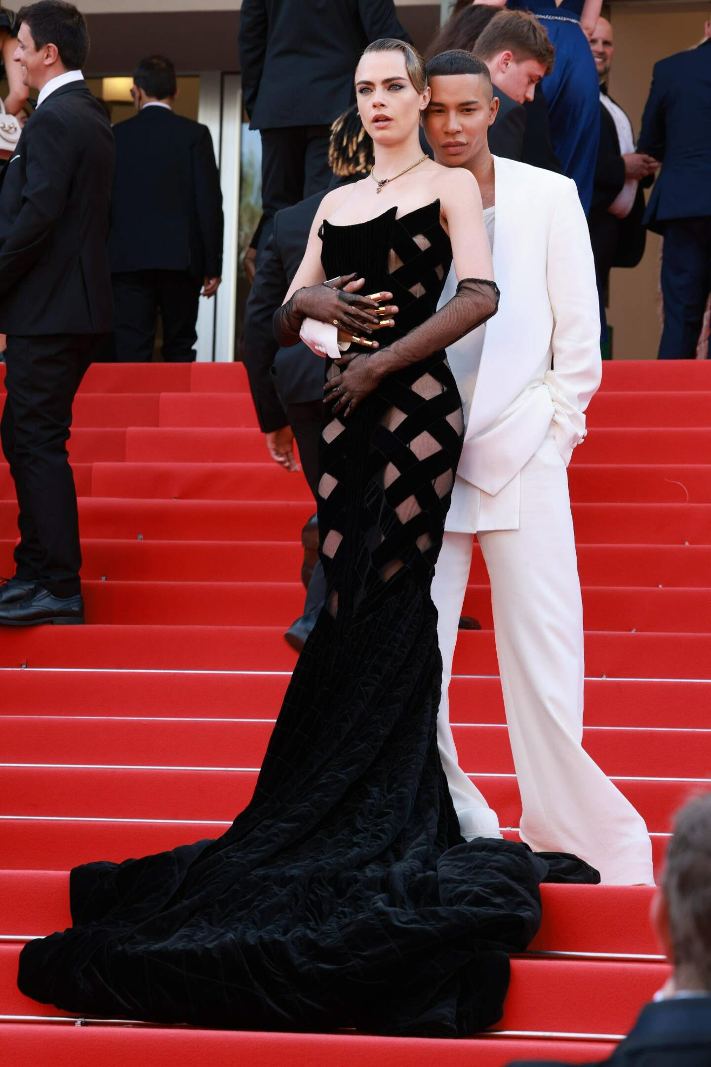 Cara Delevingne et Olivier Rousteing en Balmain lors de la montée des marches du film “L'Innocent” le mardi 24 mai au Festival de Cannes 2022. Gareth Cattermole