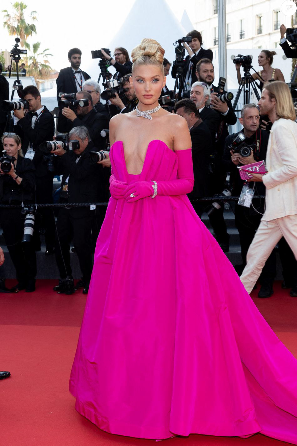 Elsa Hosk en Valentino lors de la montée des marches du film Elvis le mercredi 25 mai au Festival de Cannes 2022